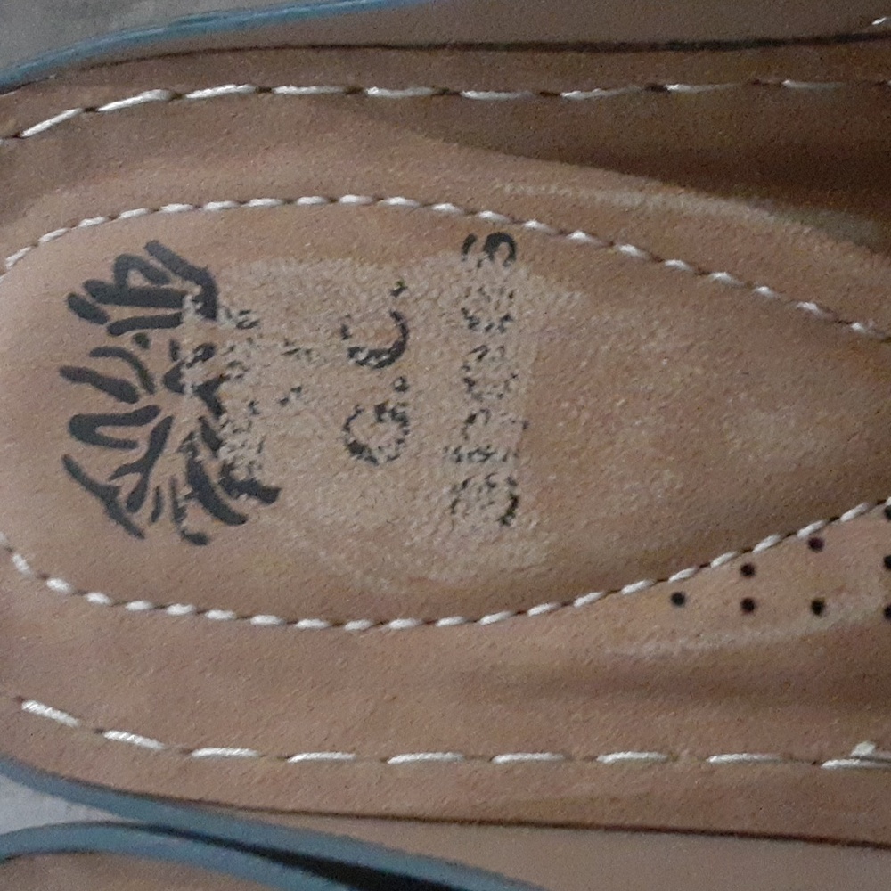 G.C. shoes. Blue sandals with flowers. New with tags. - Picture 6 of 12